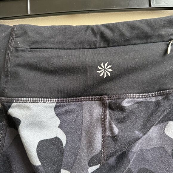 Athleta Shadow Camo Relay 2.0 Capri Leggings Black Gray Zip Pocket Size XS - Picture 4 of 6
